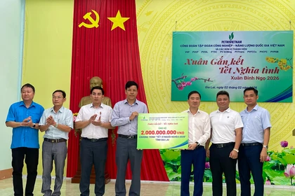 Petrovietnam trao quà cho 300 người dân ở xã Phù Mỹ Đông