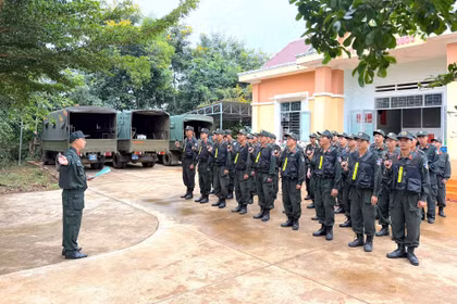 Trung đoàn Cảnh sát cơ động số 7 làm công tác dân vận tại xã Ia Băng