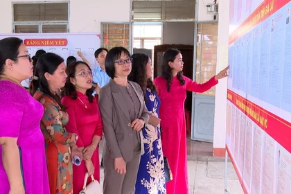 Phó Chủ tịch UBND tỉnh Nguyễn Thị Thanh Lịch kiểm tra công tác chuẩn bị bầu cử tại khu vực Tây Gia Lai