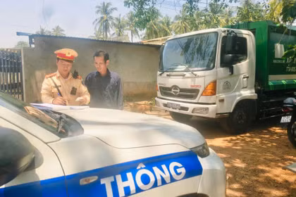 Gia Lai: Ô tô vượt đường ngang, làm hư hỏng thiết bị tín hiệu đường sắt