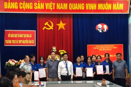 Chi bộ Trường THCS và THPT Nguyễn Văn Cừ kết nạp 9 học sinh vào Đảng