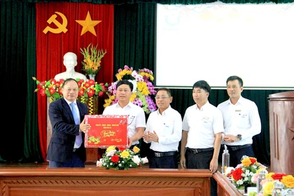 Phó Chủ tịch UBND tỉnh Dương Mah Tiệp thăm, chúc Tết các đơn vị phục vụ Tết Nguyên đán