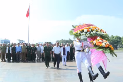 Ban liên lạc những người kháng chiến tỉnh Gia Lai dâng hoa báo công với Chủ tịch Hồ Chí Minh 