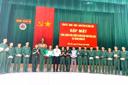 Lãnh đạo xã Bình Hiệp thăm, động viên chiến sĩ mới tại Trung đoàn 95