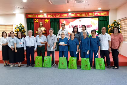 Tặng quà cho đối tượng chính sách tại Trung tâm Chăm sóc và Điều dưỡng người có công tỉnh Gia Lai