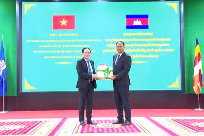 Đoàn đại biểu cấp cao tỉnh Gia Lai thăm, chúc Tết tỉnh Preah Vihear và Bộ tư lệnh Quân khu IV