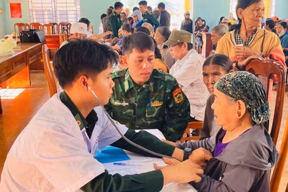 Khám, cấp thuốc miễn phí cho gần 300 lượt người dân xã biên giới Ia Dom