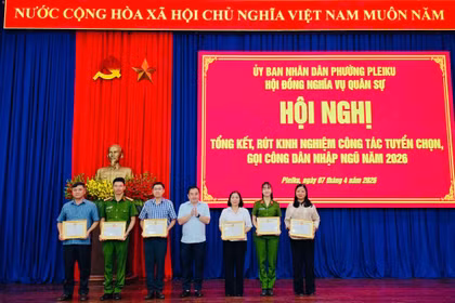 Phường Pleiku khen thưởng 24 tập thể, cá nhân xuất sắc trong tuyển quân năm 2026