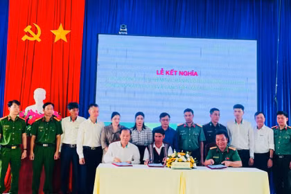 Công ty TNHH MTV Chăn nuôi bò Trung Nguyên và Công an xã Ia Púch kết nghĩa với làng Bỉh