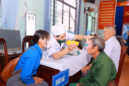 Khám, tư vấn sức khỏe cho 500 đối tượng chính sách, người có công và nhân dân xã Bờ Ngoong 