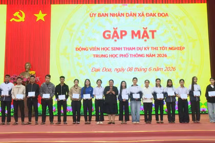Trao quà “Tiếp sức mùa thi” cho học sinh lớp 12 có hoàn cảnh khó khăn tại Đak Đoa