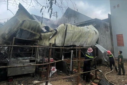 Khống chế, dập tắt nhanh vụ cháy nhà dân tại xã Tây Sơn