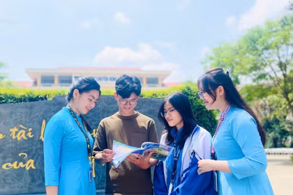 Chính sách khuyến khích đối với cán bộ quản lý, giáo viên, học sinh các trường THPT, THPT chuyên