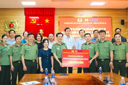 Công an TP. Hà Nội hỗ trợ 1,2 tỷ đồng giúp tỉnh Gia Lai khắc phục hậu quả bão lũ.