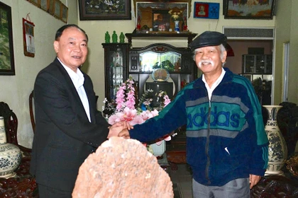 Bí thư Tỉnh ủy Gia Lai Thái Đại Ngọc thăm, tặng quà các đồng chí nguyên Bí thư Tỉnh ủy