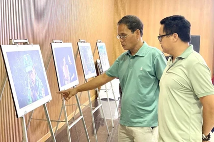 Nhà thơ Đào Đức Tuấn (thứ 2 từ phải sang) khẳng định người nghệ sĩ cần hun đúc tinh thần lao động sáng tạo phù hợp với thời kỳ mới. Ảnh: Lam Nguyên