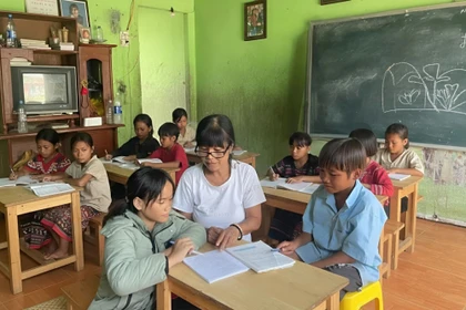 “Mẹ đỡ đầu” trẻ em khó khăn làng Tung ke