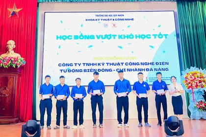 Khoa Kỹ thuật và Công nghệ trao học bổng cho tân sinh viên vượt khó, đạt thành tích cao. Ảnh: T.D