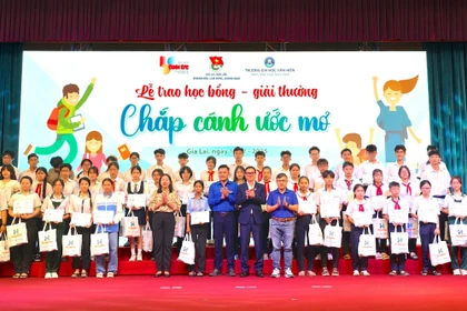 Trao 100 suất học bổng "Chắp cánh ước mơ" cho học sinh khó khăn