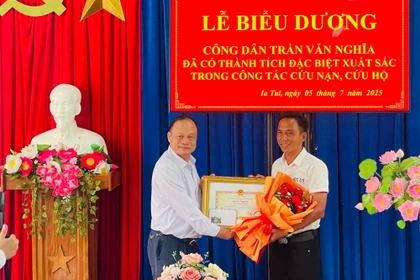 Phó Chủ tịch UBND tỉnh Dương Mah Tiệp tặng bằng khen của Chủ tịch UBND tỉnh cho nông dân cứu 2 em nhỏ ở Ia Tul