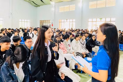 Học sinh lớp 10 tham gia tư vấn chọn tổ hợp môn học lựa chọn