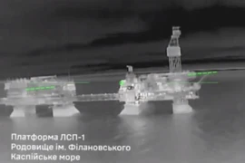 Ukraine tấn công một dàn khoan dầu của Nga trong một chiến dịch ngày 11-1. Ảnh: militarnyi