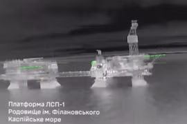 Ukraine tấn công một dàn khoan dầu của Nga trong một chiến dịch ngày 11-1. Ảnh: militarnyi