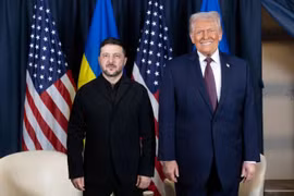 Tổng thống Ukraine Volodymyr Zelensky và Tổng thống Mỹ Donald Trump tại cuộc gặp bên lề Diễn đàn kinh tế thế giới ở Davos, Thụy Sĩ. Ảnh: Reuters