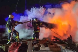 Lính cứu hỏa tại Odessa đối phó hỏa hoạn sau một cuộc tập kích của Nga. Ảnh: Telegram