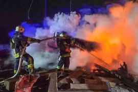 Lính cứu hỏa tại Odessa đối phó hỏa hoạn sau một cuộc tập kích của Nga. Ảnh: Telegram