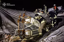 Lực lượng cứu hộ Ukraine xử lý hậu quả sau vụ không kích vào cơ sở năng lượng. Ảnh: unn