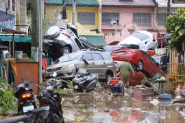 Những chiếc xe nằm ngổn ngang sau khi nước lũ rút. Ảnh: ABC