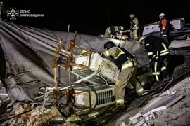 Lực lượng cứu hộ Ukraine xử lý hậu quả sau vụ không kích vào cơ sở năng lượng. Ảnh: unn