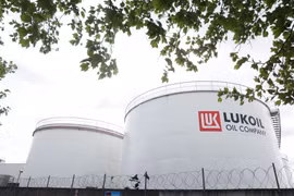 Các bể chứa dầu thuộc công ty Lukoil của Nga tại Brussels, Bỉ. Ảnh: AFP