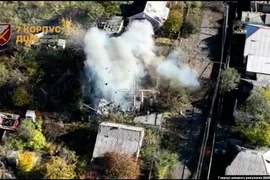 Khói bốc lên sau vụ tấn công vào một ngôi nhà ở Pokrovsk, nơi quân đội Ukraine cho biết binh lính Nga đã cố thủ. Ảnh: MXH