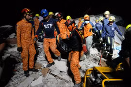 Lực lượng cứu hộ Philippines đưa thi thể ra khỏi đống một tòa nhà bị sập sau trận động đất ở Cebu. Ảnh: AFP