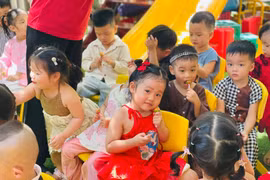 Một mùa trăng-ngàn nụ cười