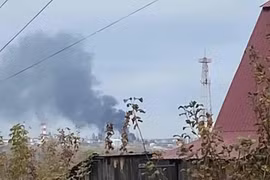 Khói bốc lên từ phía nhà máy lọc dầu Bashnafta-UNPZ. Ảnh: The Kyiv Post