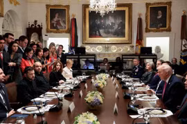 Tổng thống Volodymyr Zelensky và Tổng thống Mỹ Putin gặp nhau tại Nhà Trắng. Ảnh: Reuters