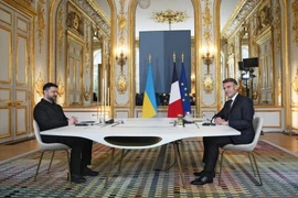 Tổng thống Ukraine Volodymir Zelensky và Tổng thống Pháp Emmanuel Macron thảo luận về xung đột với Nga. Ảnh: The New York Times