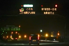 Biển cảnh báo đường cao tốc bị phong tỏa ở Chitose, Nhật Bản, sau khi xảy ra động đất vào khuya ngày 8-12. Ảnh: Reuters