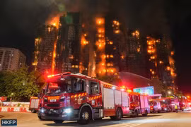 Ngọn lửa bao trùm các tòa chung cư trong đêm 26-11-2025. Ảnh: HKFP