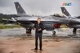 Thủ tướng Ba Lan Donald Tusk đứng trước các máy bay chiến đấu F-16 của Không quân Ba Lan khi ông tổ chức họp báo về mối đe dọa từ UAV Nga tại Căn cứ Không quân Chiến thuật số 32 ở Lask, ngày 11 -9-2025. Ảnh: Reuters