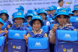 Niềm vui trên những gương mặt trẻ thơ khi nhận được món quà năm học mới.