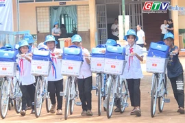 Khi những món quà hóa thành niềm tin