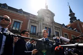 Phái đoàn Mỹ và Trung Quốc tại cuộc họp đầu tiên của vòng đàm phán thứ tư. Ảnh: Reuters