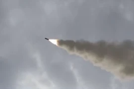 Iran phóng loạt tên lửa thế hệ mới vào các mục tiêu Mỹ, Israel