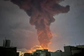 Israel tấn công hạ tầng dầu mỏ, Iran phóng tên lửa đáp trả