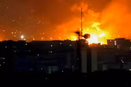 Israel không kích cơ sở quân sự Iran, thả 230 quả bom trong đêm