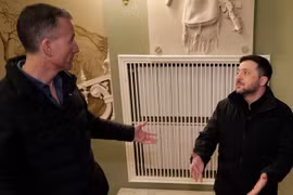 Tổng thống Ukraine Volodymyr Zelensky trò chuyện cùng phóng viên của Sky News. Ảnh: Sky News